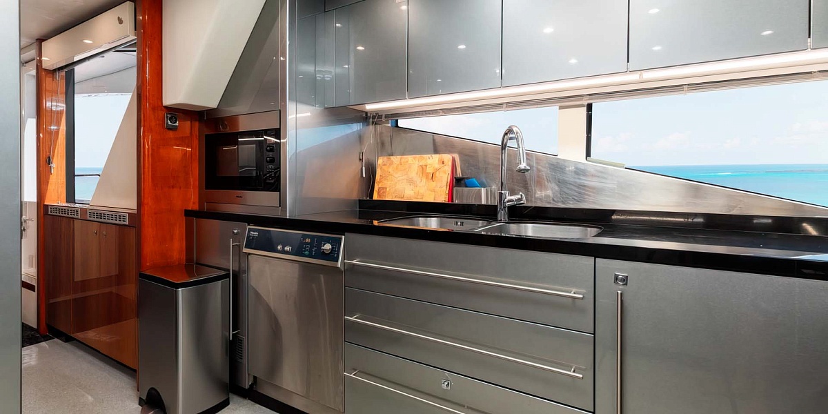 Аренда мега яхты 	Sunseeker 115 Predator в Сочи